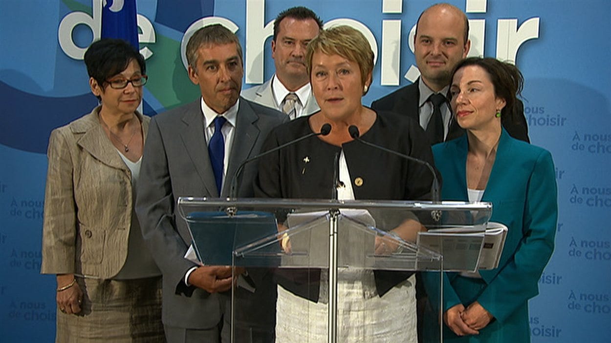 Pauline Marois, entourée de certains des membres de son équipe économique (de gauche à droite): Élaine Zakaïb, Nicolas Marceau, Alain Therrien, Pierre Langlois et Martine Ouellet