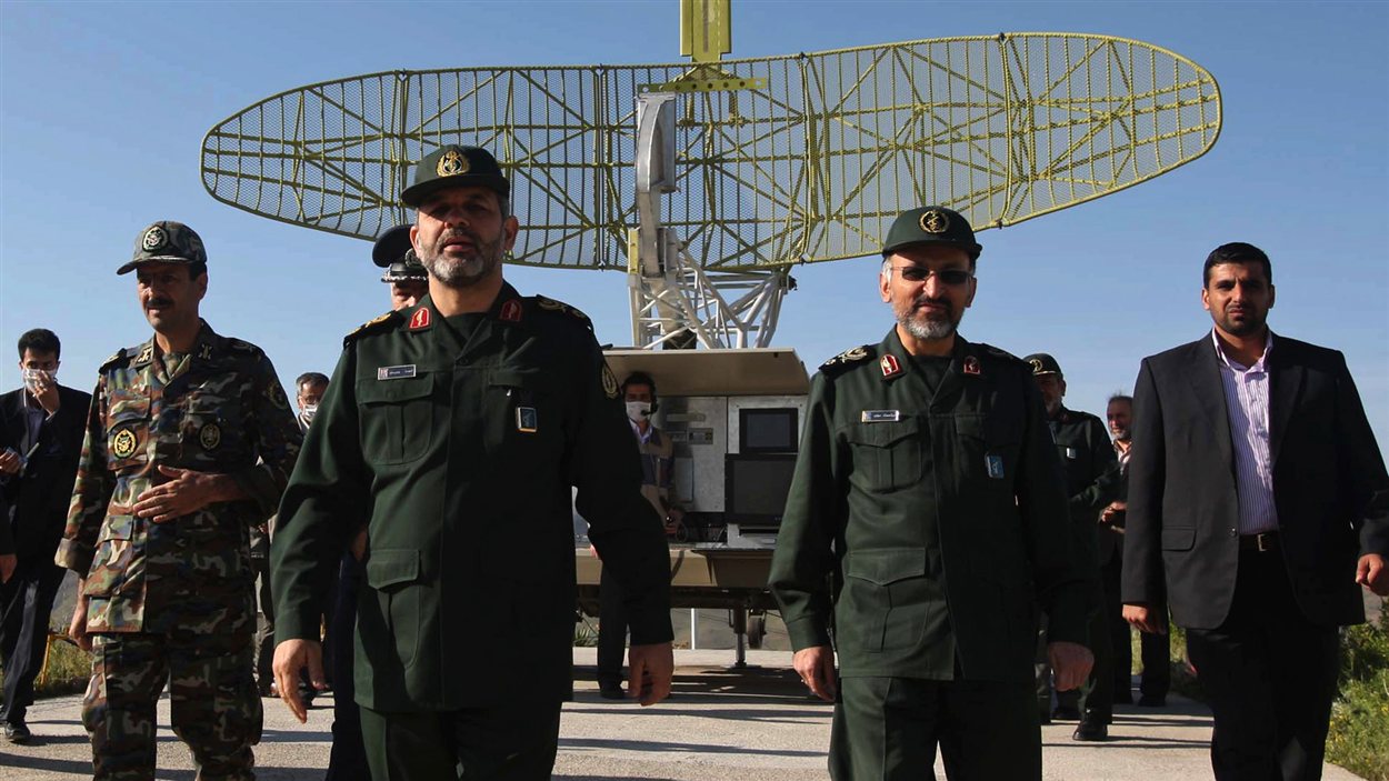 Le ministre iranien de la Défense Ahmad Vahidi (centre-gauche) et le commandant Mohammad Hejazi (centre-droit) lors d'une cérémonie à Téhéran, le 11 avril 2010