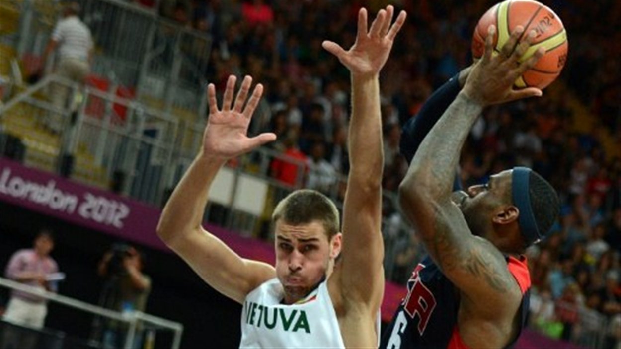 Lebron James tente de marquer contre la Lithuanie