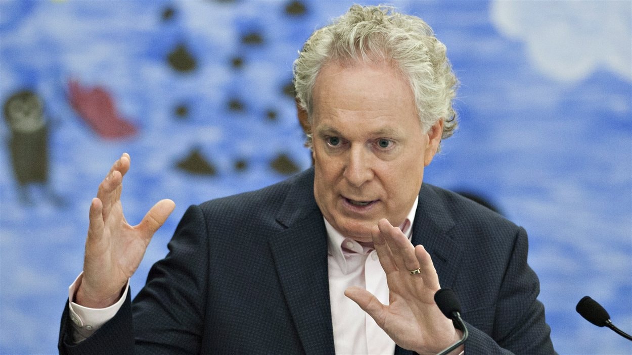 Jean Charest lors de son annonce à Lévis.