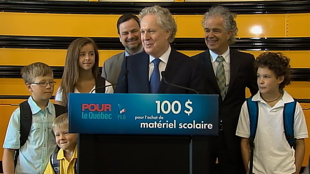 Entouré d'enfants, Jean Charest a dévoilé ses engagements sur l'achat de matériel scolaire dans Beauce-Nord.