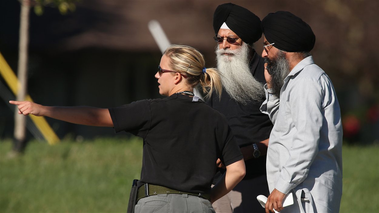 Une agente de police donne des directives aux gens près du temple sikh d'Oak Creek, le 5 août 2012