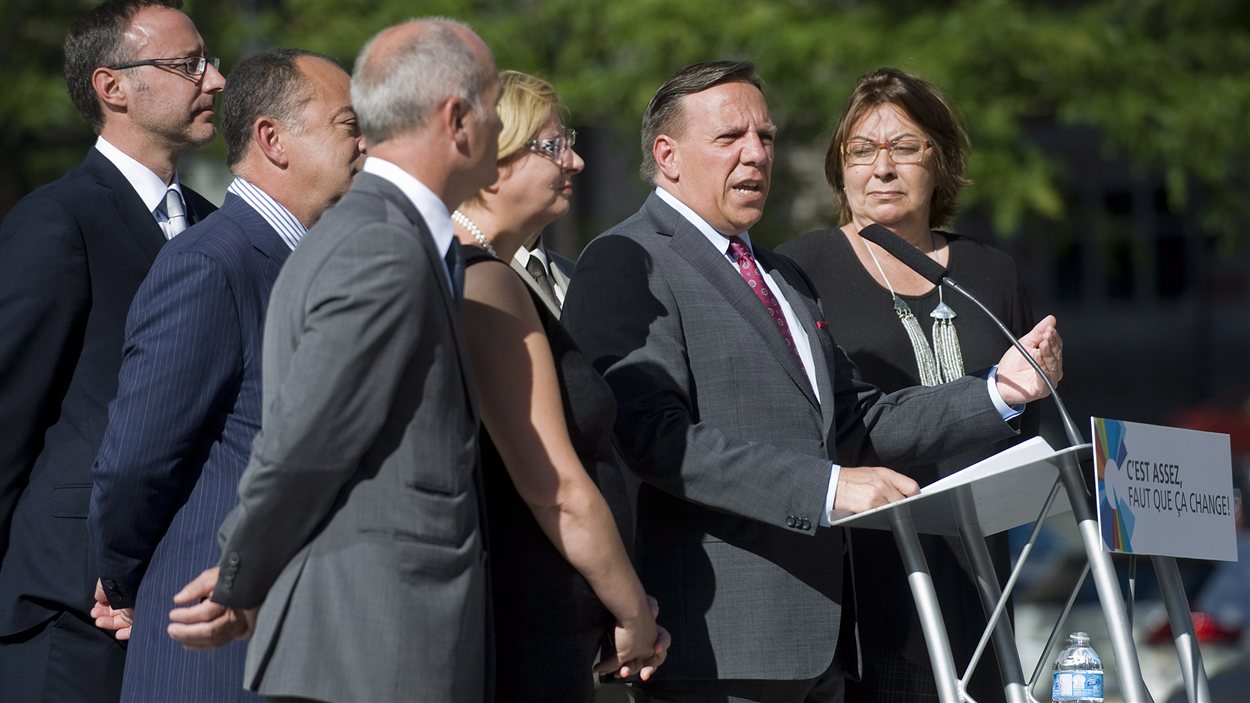 François Legault a fait son annonce entouré de candidats de la CAQ, lundi, à Montréal.