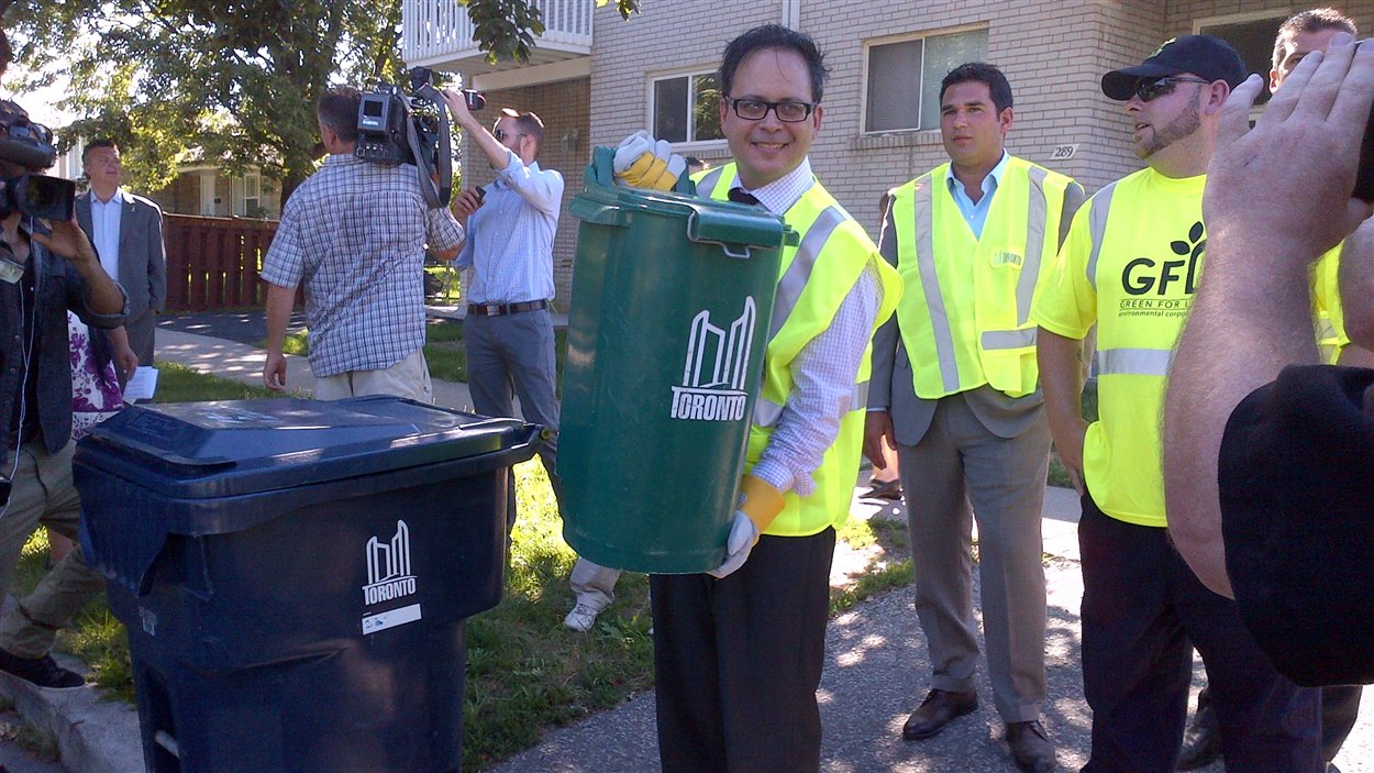 Le président du comité des Travaux publics, Denzil Minnan-Wong