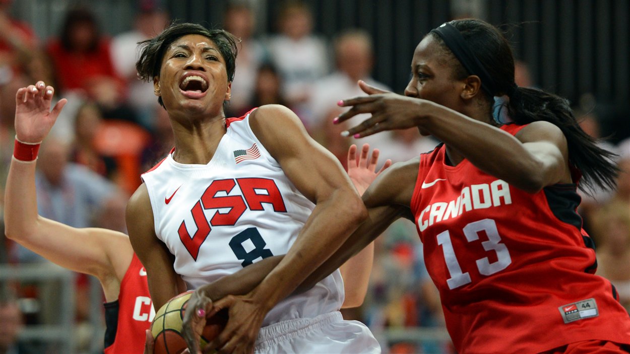 L'Américaine Angel McCoughtry lutte contre la Canadienne Tamara Tatham.