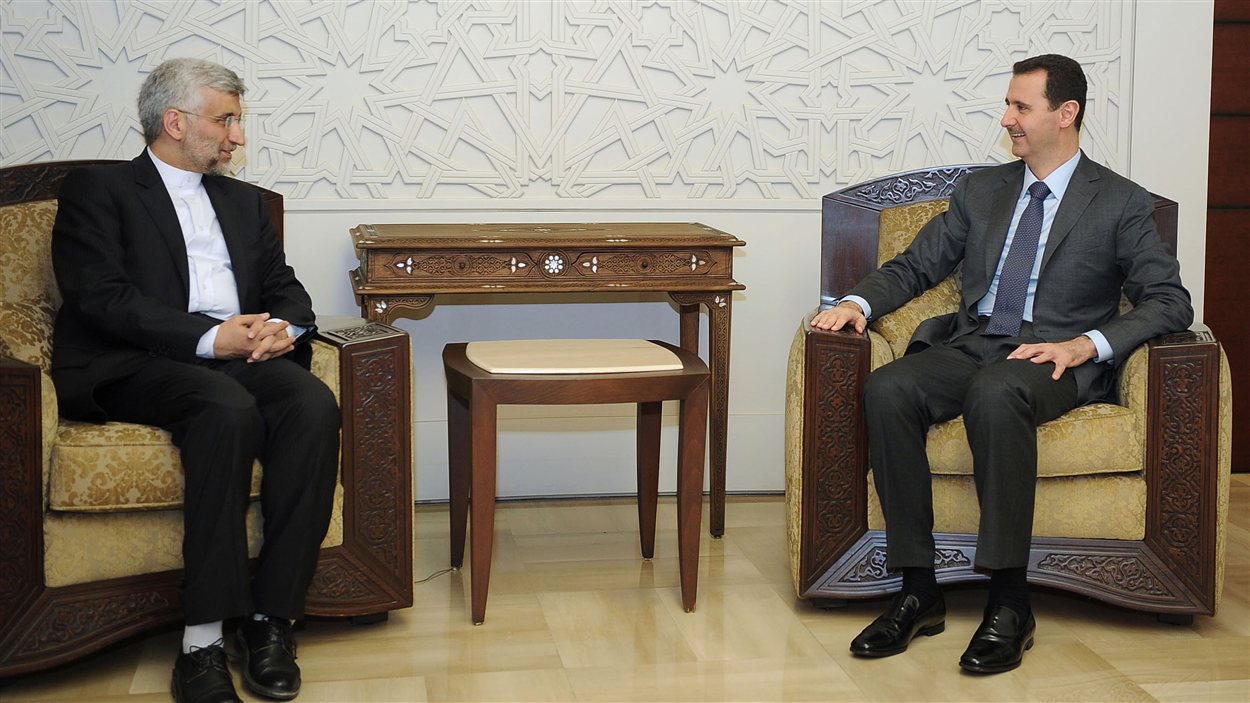 Le président syrien Bachar Al-Assad (à droite) et l'émissaire iranien Saïd Jalili