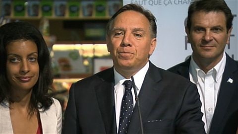 Le chef de la CAQ, François Legault, promet une réduction de 1000 $ du fardeau fiscal des familles ayant un revenu de moins de 100 000 $.
