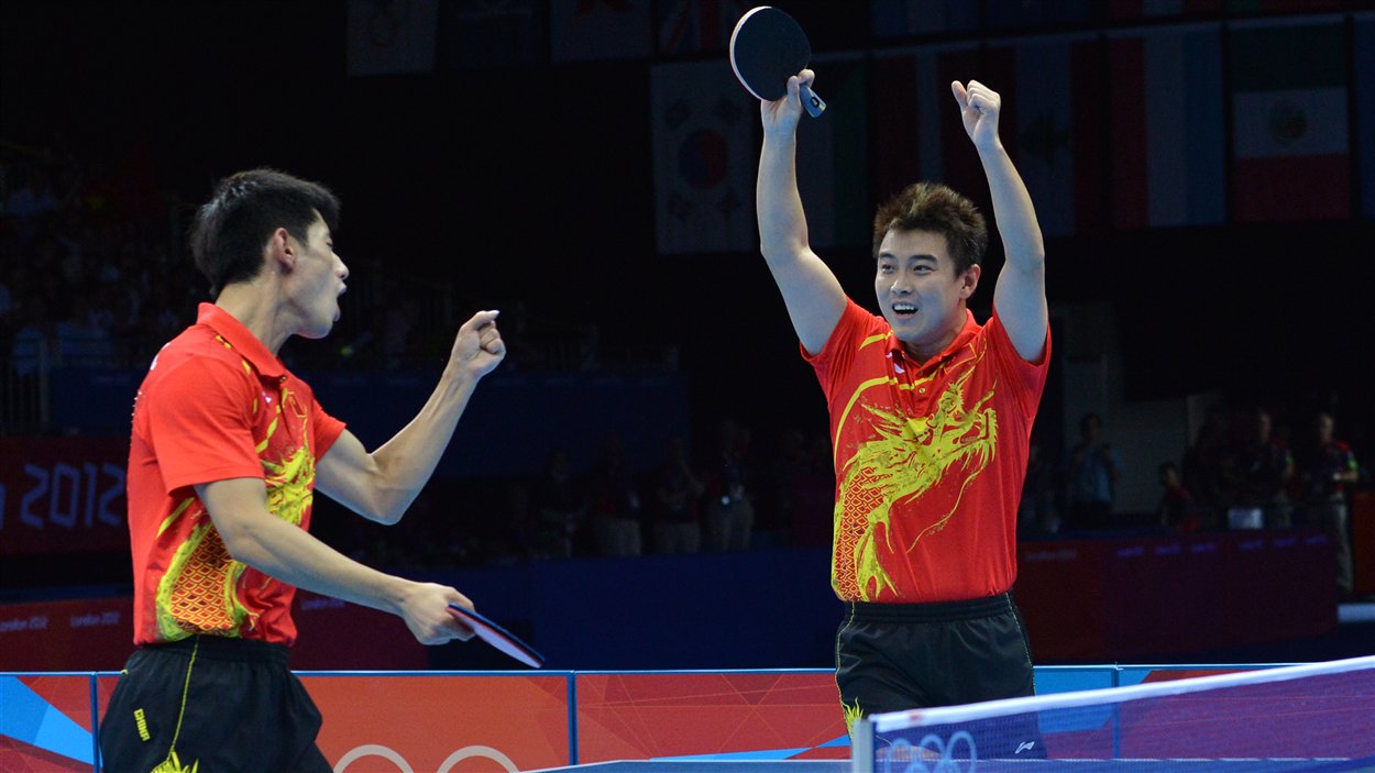 Wang Hao et Zhang Jike célèbrent leur victoire dans le double de la finale de l’épreuve par équipe.