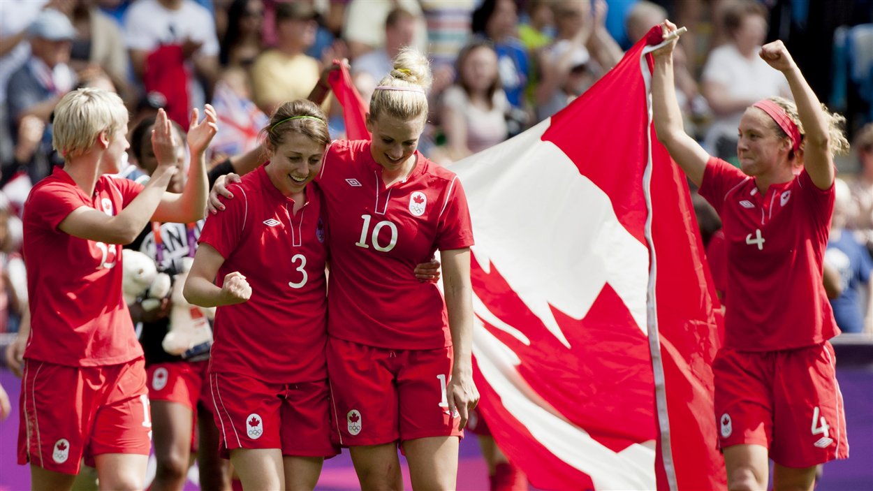 Les Canadiennes célèbrent leur victoire.