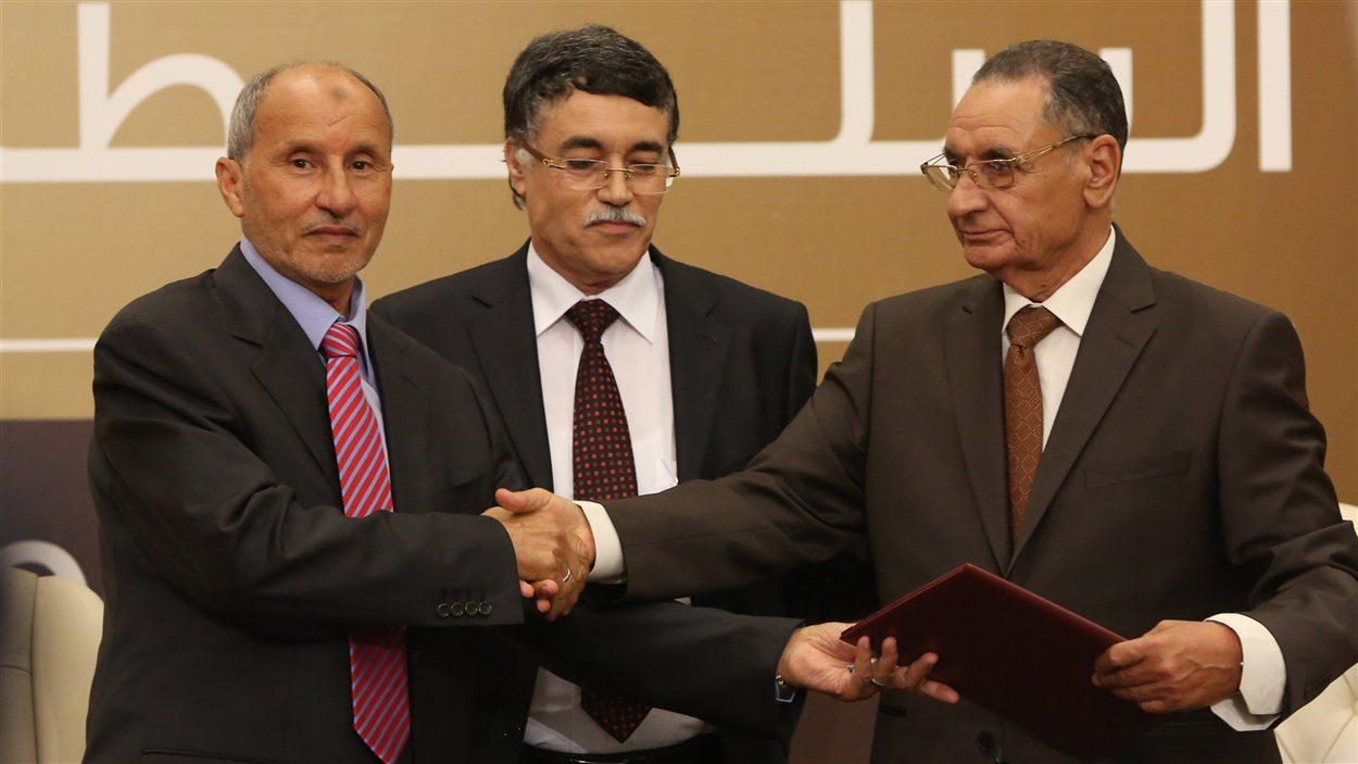 Le président du CNT libyen Moustapha Abdeljalil (à gauche) transfère le pouvoir au membre le plus âgé du CGN, Mohammed Ali Salim (à droite), le 8 août 2012.