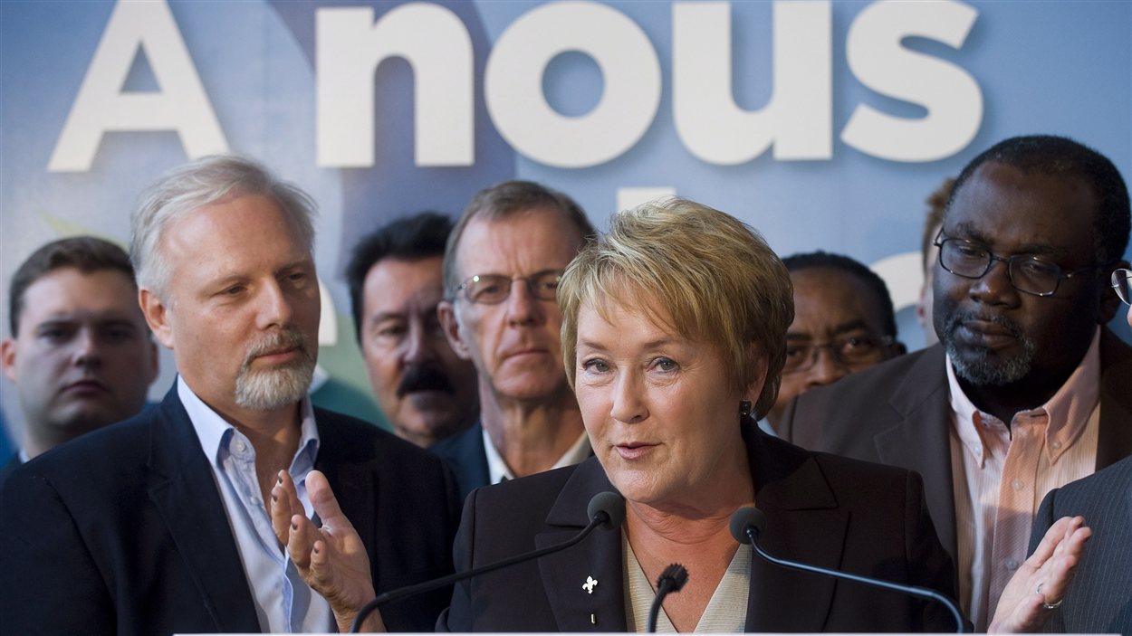 Pauline Marois entourée de candidats péquistes.