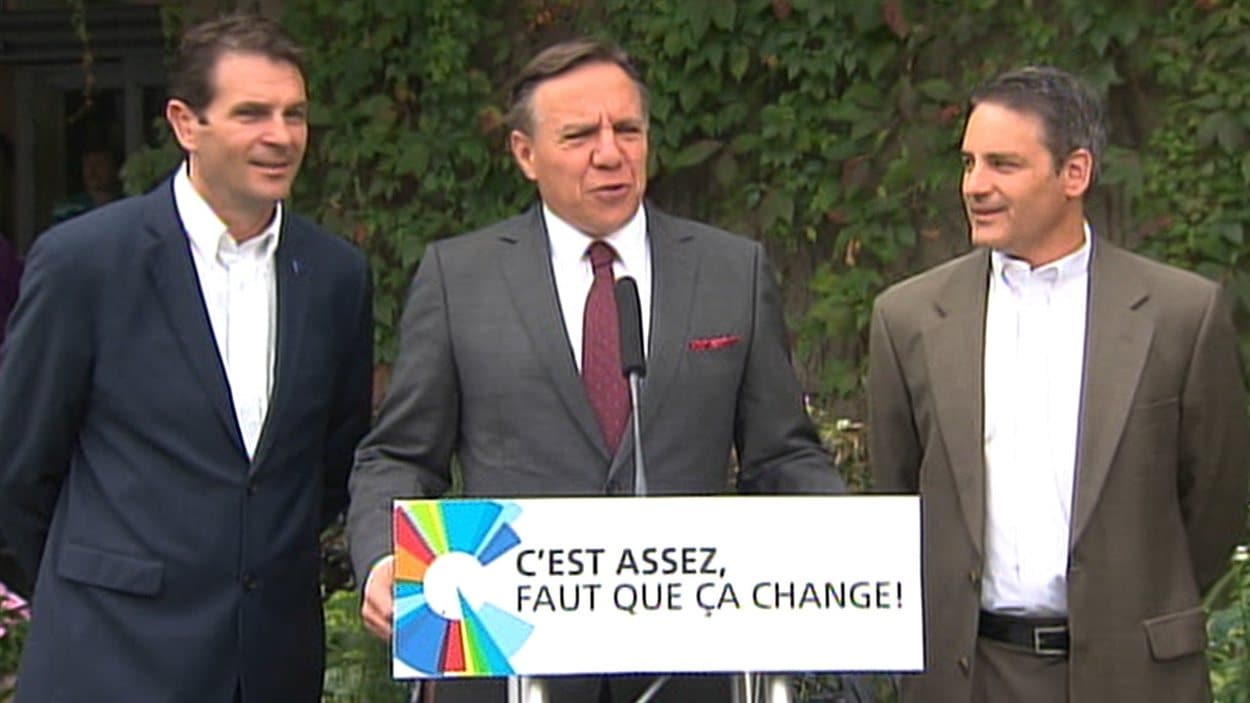 Le chef de la CAQ François Legault a fait son annonce en compagnie de ses candidats dans Granby et Brome-Missisquoi, François Bonnardel et Benoît Legault.