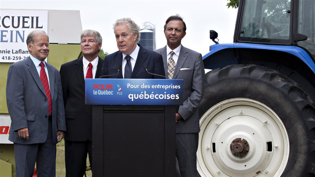 Jean Charest fait des annonces à saveur économique sur une ferme de la circonscription Côte-du-Sud.
