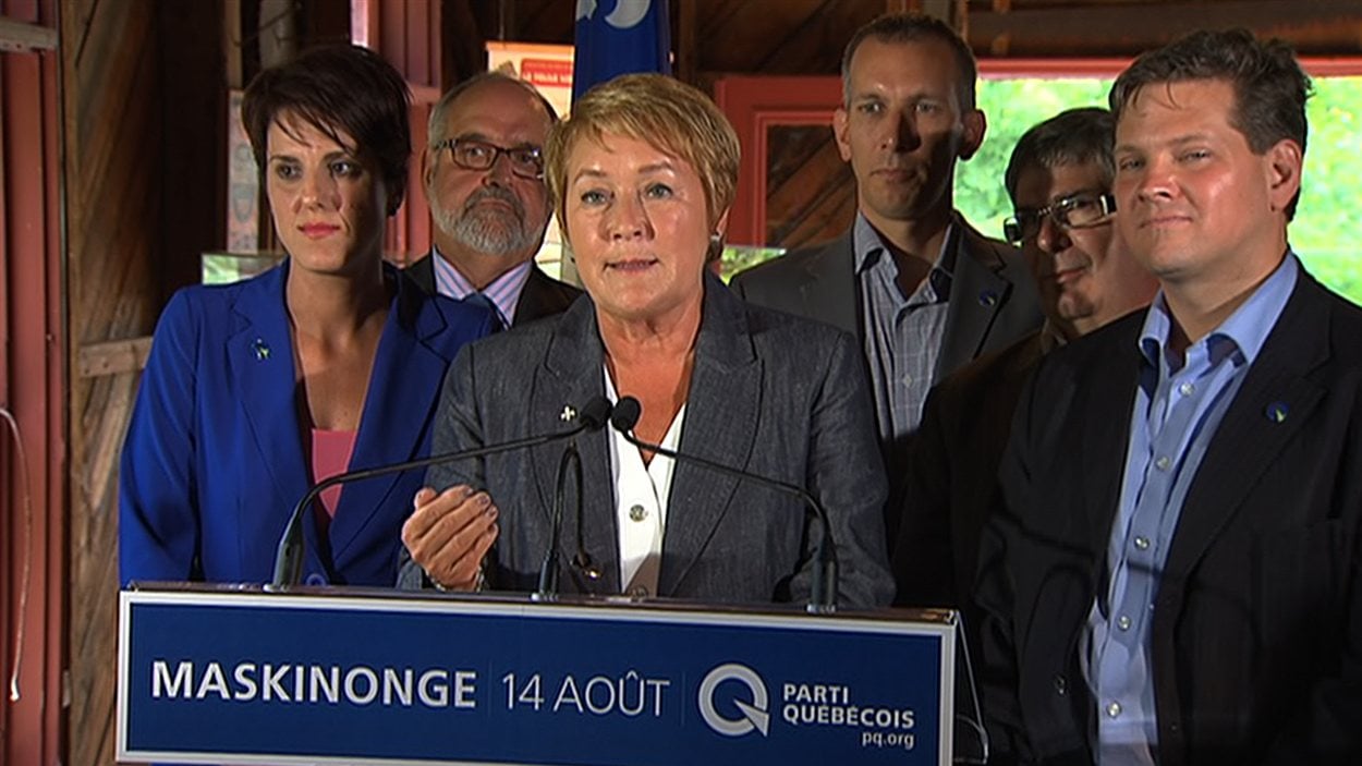 Entourée de candidats de la région, Pauline Marois s'est engagée, à Trois-Rivières, à faire adopter une charte de la laîcité si elle est élue.