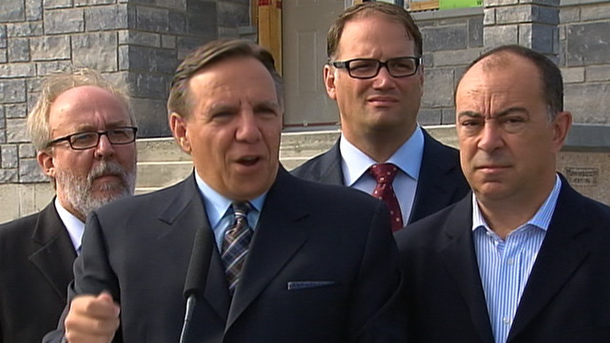 François Legault était entouré de trois de ses candidats lors de son annonce, mardi matin, à Québec.