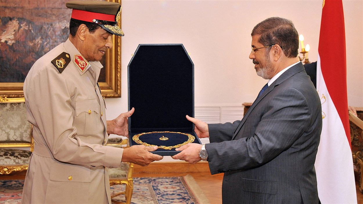 Le président Mohamed Morsi remettant la décoration au maréchla Hussein Tantaoui