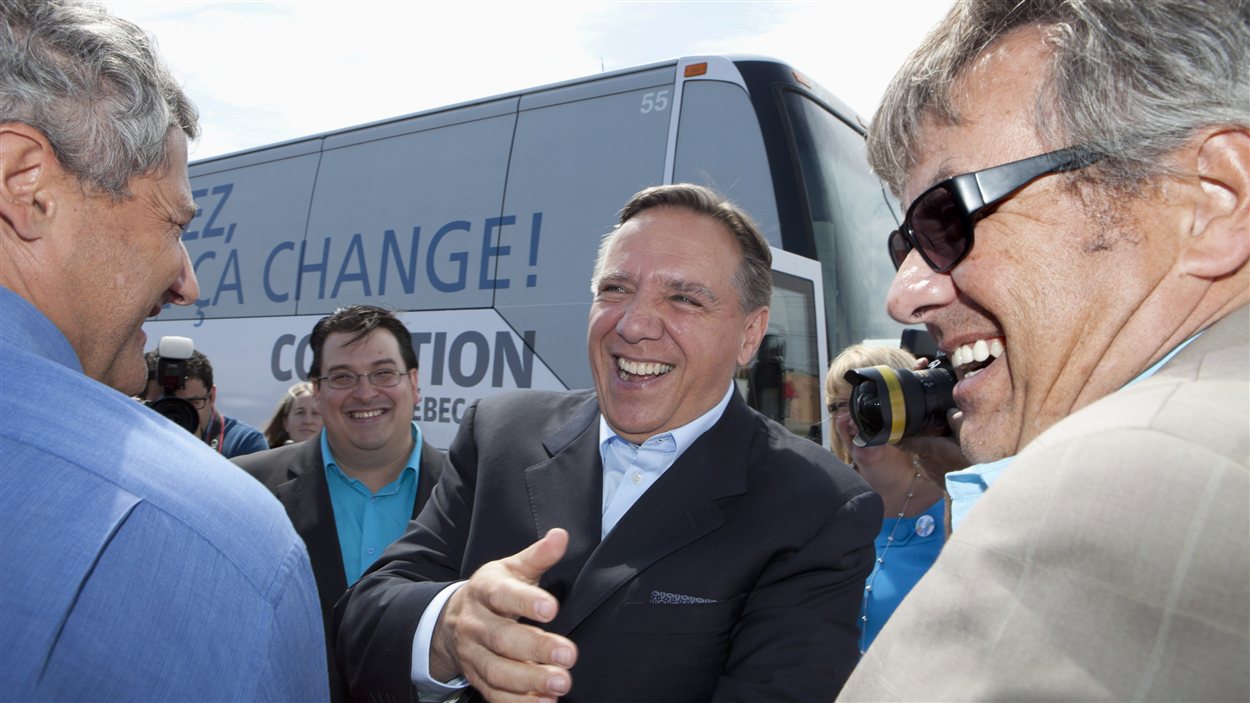 Le chef de la CAQ François Legault est accueilli par ses candidats locaux à son arrivée à Québec le 14 août 2012.