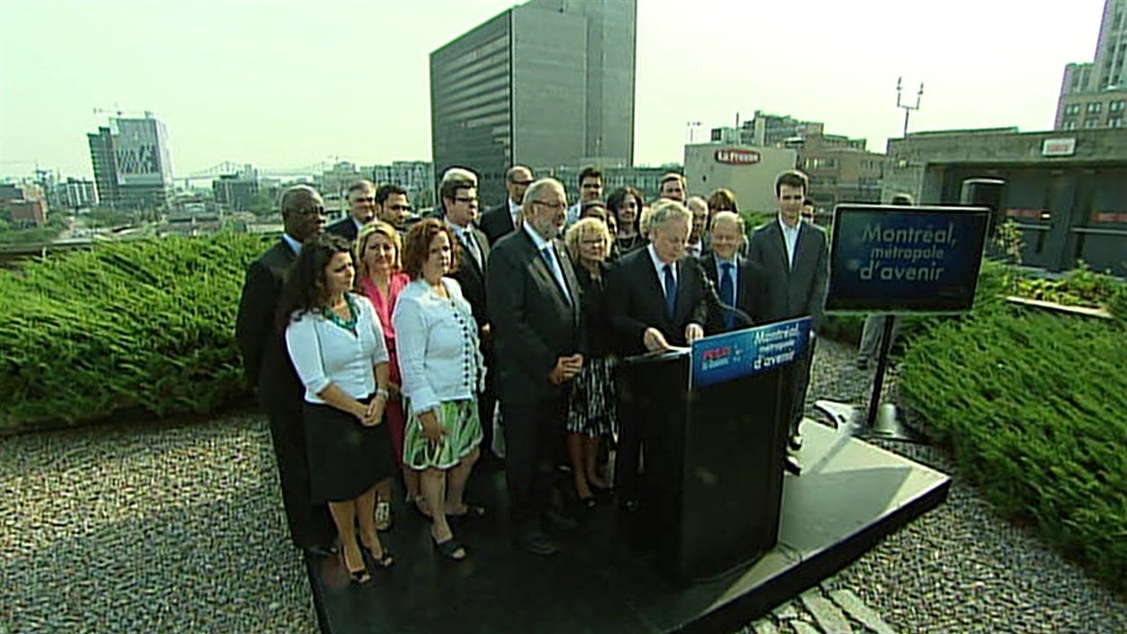 Entouré de candidats montréalais, Jean Charest a pris une série d'engagements pour la métropole québécoise.