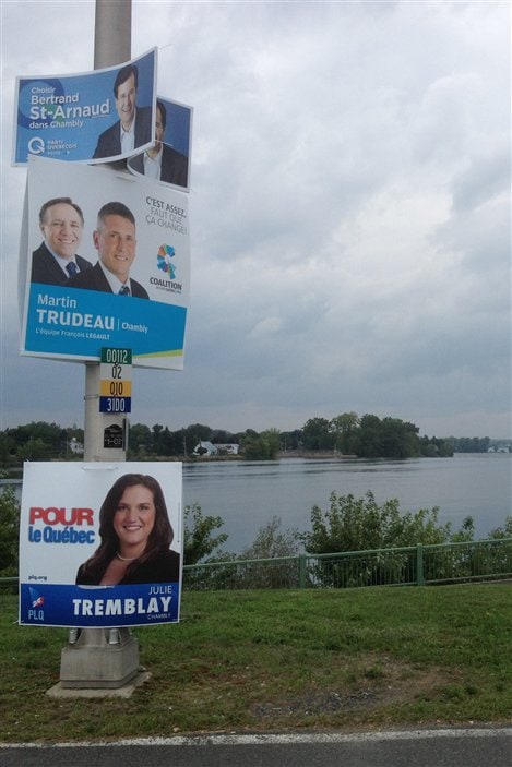 Affiches électorales sur le bord de la rivière Richelieu, à Chambly