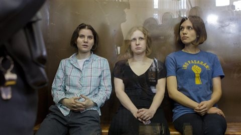 (De gauche à droite) Yekaterina Samutsevich, Maria Alekhina et Nadezhda Tolokonnikova enfermées derrière une vitre dans la salle du tribunal de Moscou