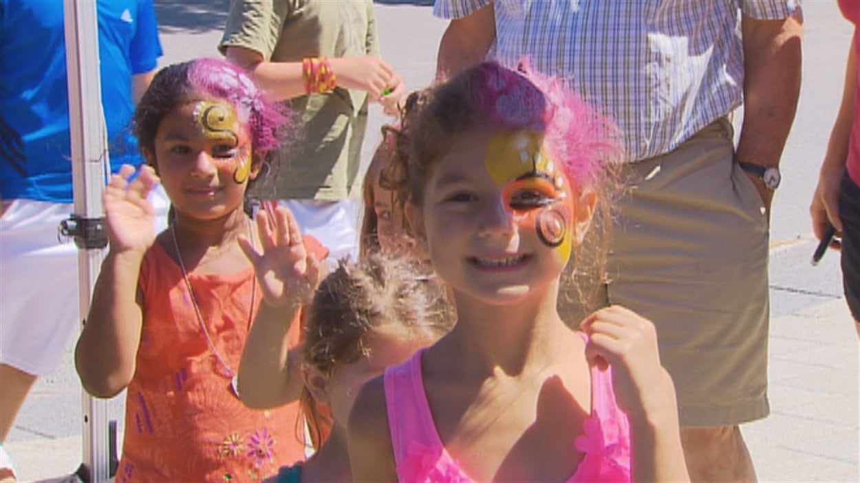 Des enfants en ont profité pour se faire maquiller.