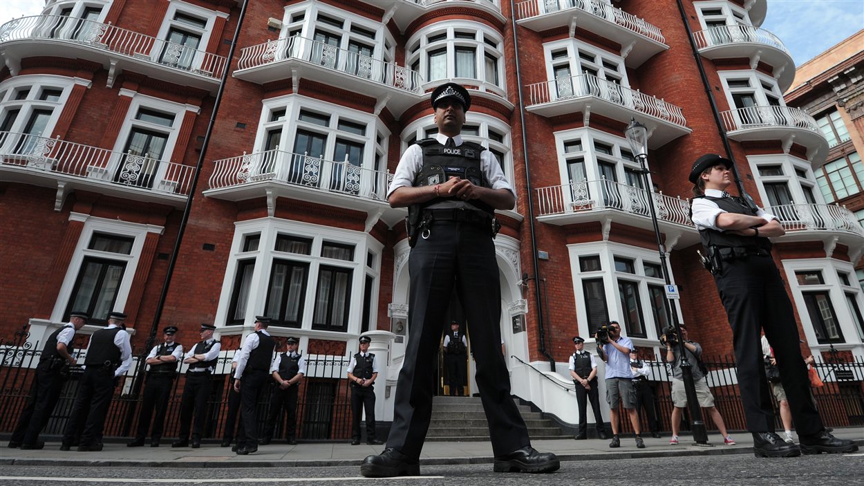 Des policiers britanniques devant l'ambassade équatorienne, à Londres, le 19 août 2012