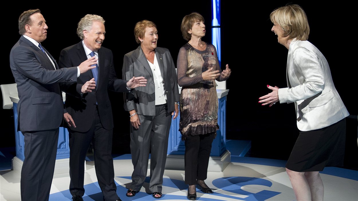Les chefs rigolent avec Anne-Marie Dussault avant le débat.