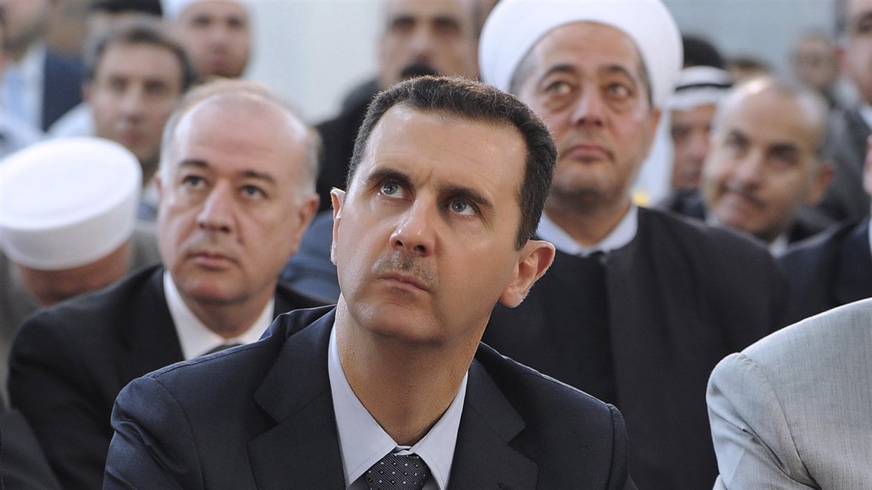 Le président syrien Bachar Al-Assad, dans une mosquée à l'occasion de l'Aïd el-Fitr.