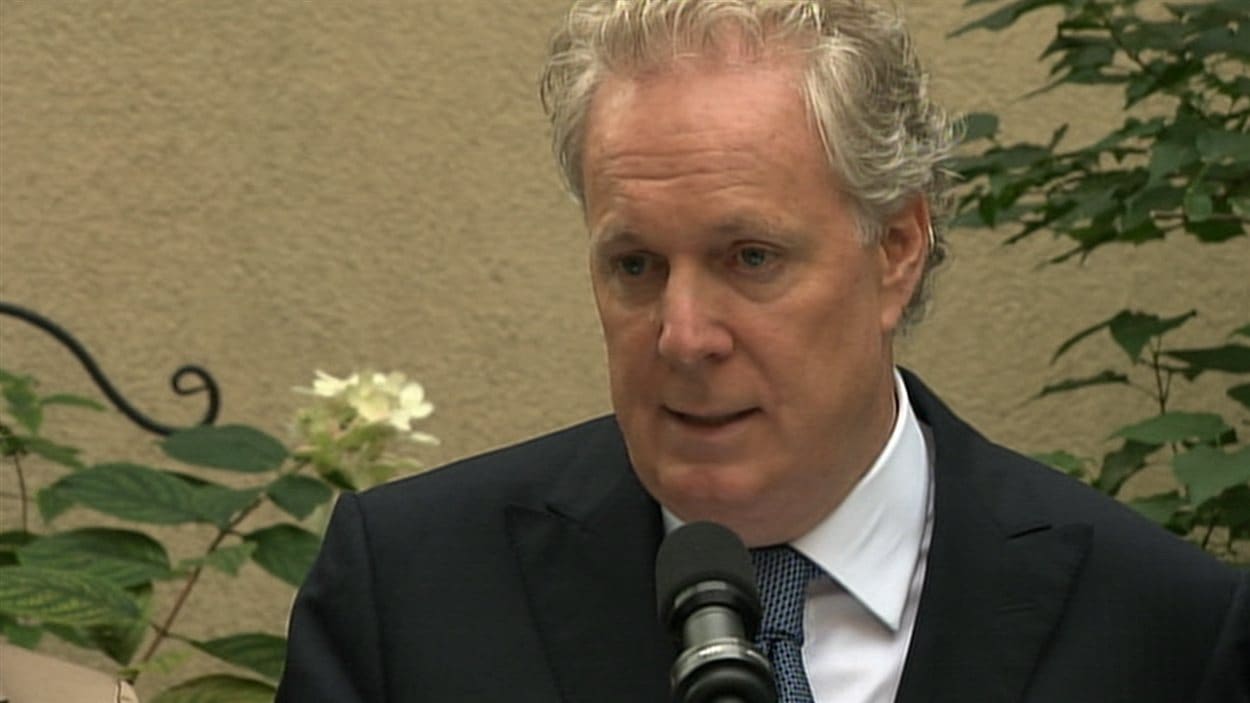 Jean Charest, en conférence de presse, mardi matin, à Montréal.