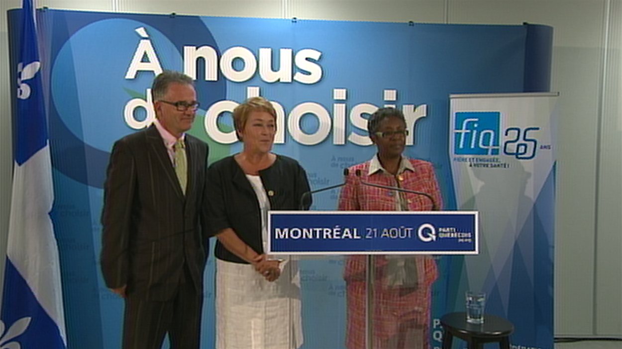 Pauline Marois (centre) en compagnie de Régine Laurent de la FIQ (droite) et du candidat péquiste Réjean Hébert (gauche) lors d'une conférence de presse le 21 août 2012