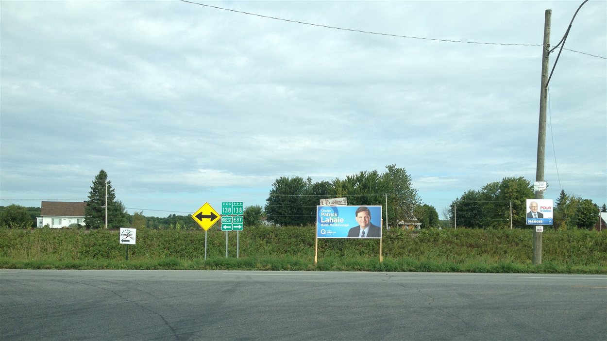 Des affiches électorales décorent un carrefour dans Maskinongé, la circonscription de Mme Paillé.