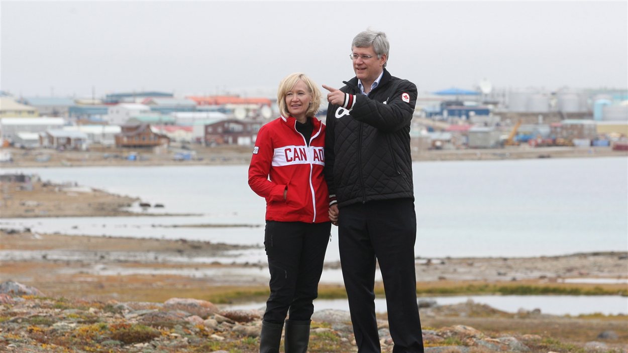Stephen Harper et sa femme Laureen près du port de Cambridge Bay, au Nunavut, le 23 août 2012
