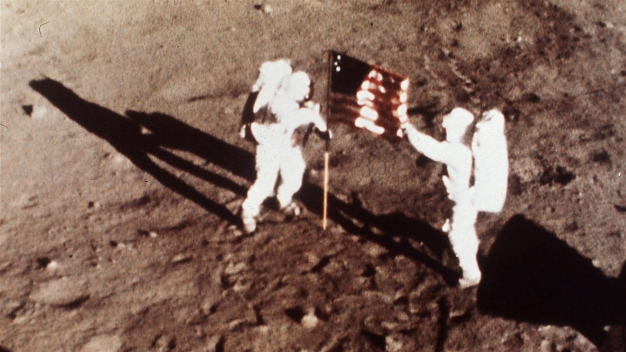 Neil Armstrong et Edwin E. «Buzz» Aldrin plantant un drapeau des États-Unis sur la Lune.