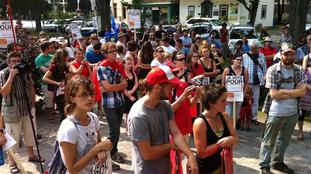 Près d'une centaine d'étudiants se sont regroupés au parc de la Gare.