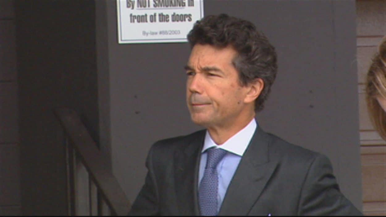 L'avocat québécois Guy Pratte, à la sortie d'une audience du comité d'enquête du Conseil canadien de la magistrature concernant la conduite de la juge en chef associée de la Cour du Banc de la Reine du Manitoba, Lori Douglas, à Winnipeg, le 27 juillet 2012.
