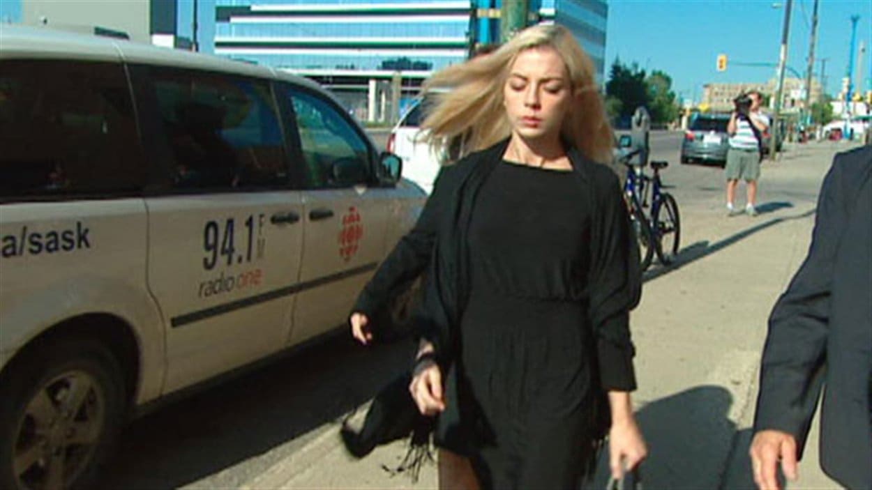 Maygan Sensenberger a fait une brève comparution devant un tribunal spécialisé en violence conjugales mardi à Sasktoon.