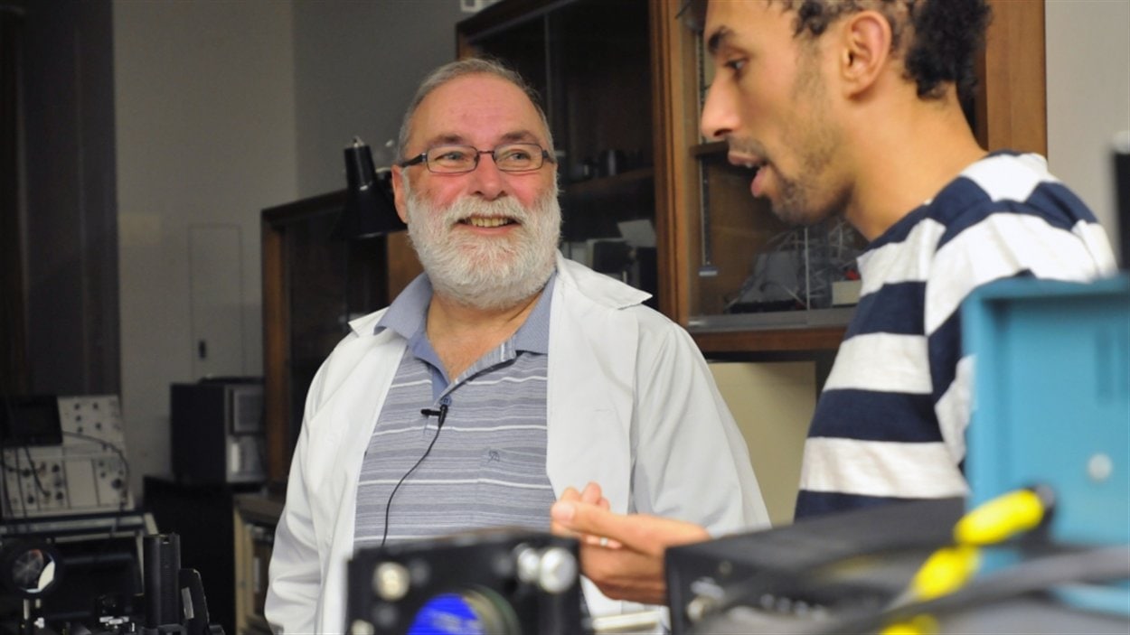 Le professeur Daniel Houde et le doctorant Hakim Belmouaddine dans un laboratoire de la Faculté de médecine et des sciences de la santé.