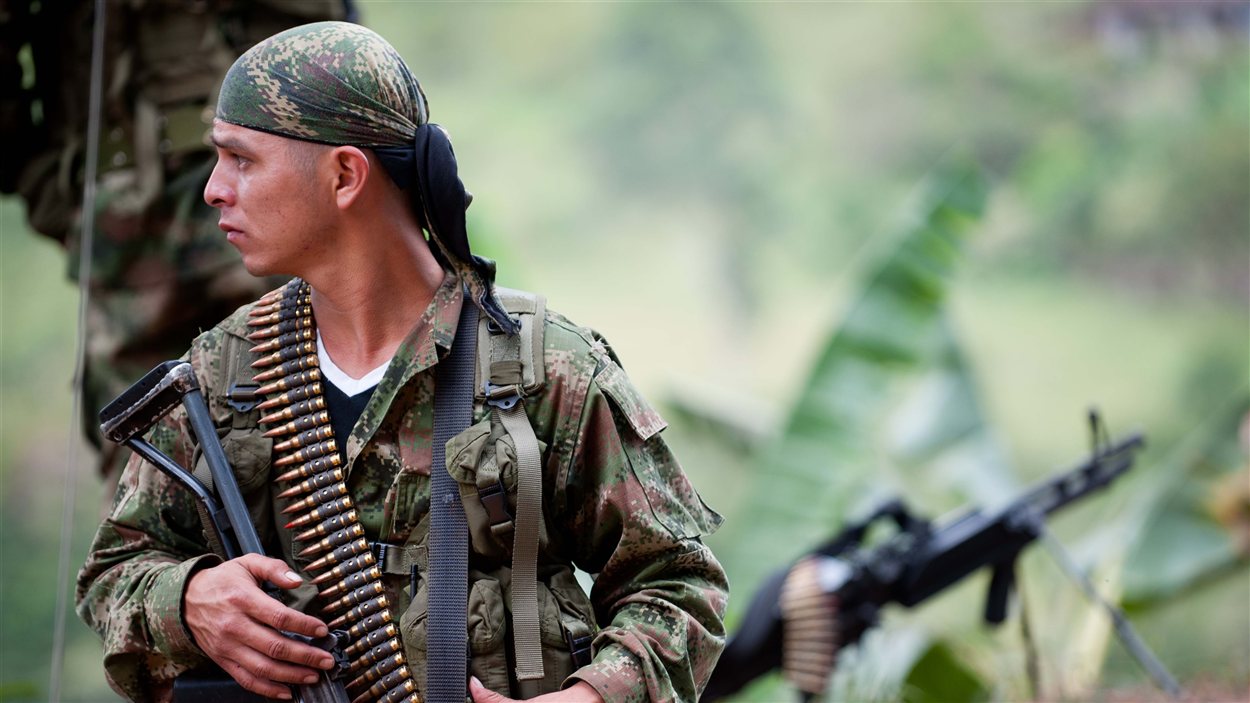Un membre des Forces armées révolutionnaires de Colombie (FARC), dans les montagnes près de Toribio, en juillet 2012.