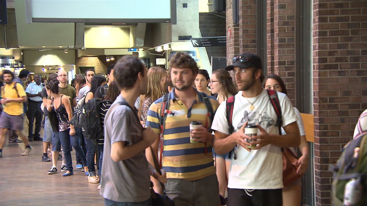 Assemblée générale extraordinaire de grève à l'UQAM, le 29 août 2012