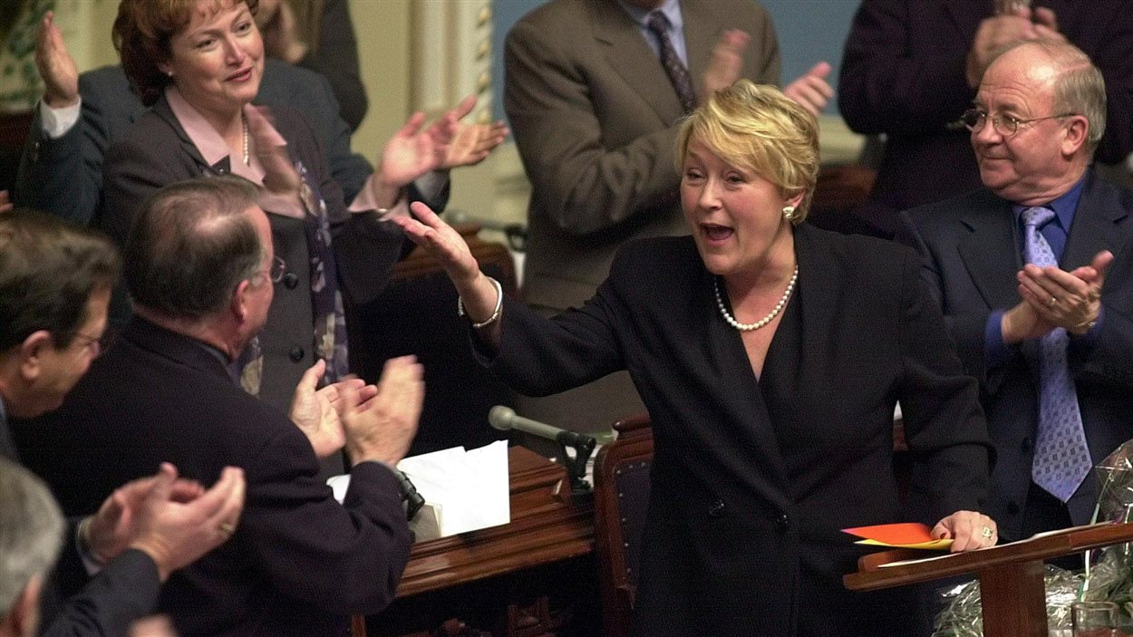 La ministre des Finances Pauline Marois dépose son premier budget à l'Assemblée nationale. (2001)