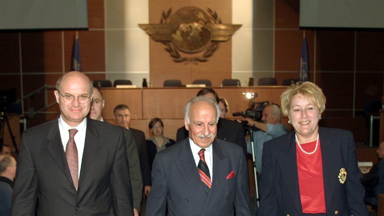 Le secrétaire général de l’Organisation de l'aviation civile internationale (OACI), Assad Kotaite, est accompagné du ministre canadien des Transports David Collenette (gauche) et de la vice-première ministre du Québec Pauline Marois. (2001)
