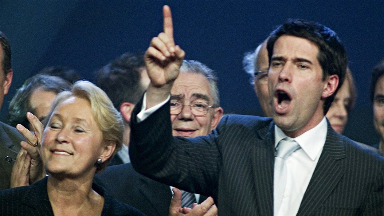 André Boisclair célèbre sa victoire sur Pauline Marois lors de la course à la direction du Parti québécois. (2005)