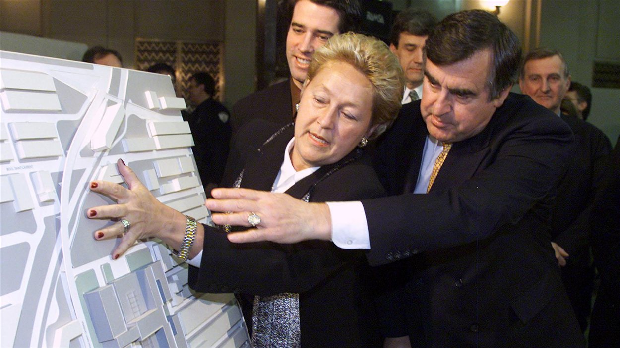 La ministre de la Santé Pauline Marois et le premier ministre Lucien Bouchard dévoilent le futur emplacement du CHUM, dans le nord de Montréal. (2000)