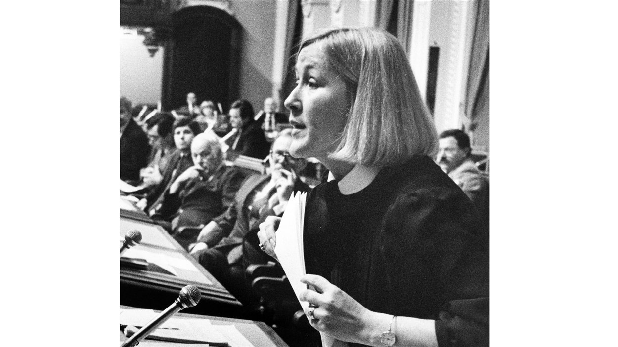 La ministre déléguée à l'Emploi Pauline Marois. Le premier ministre René Lévesque la regarde au loin. (1985) 