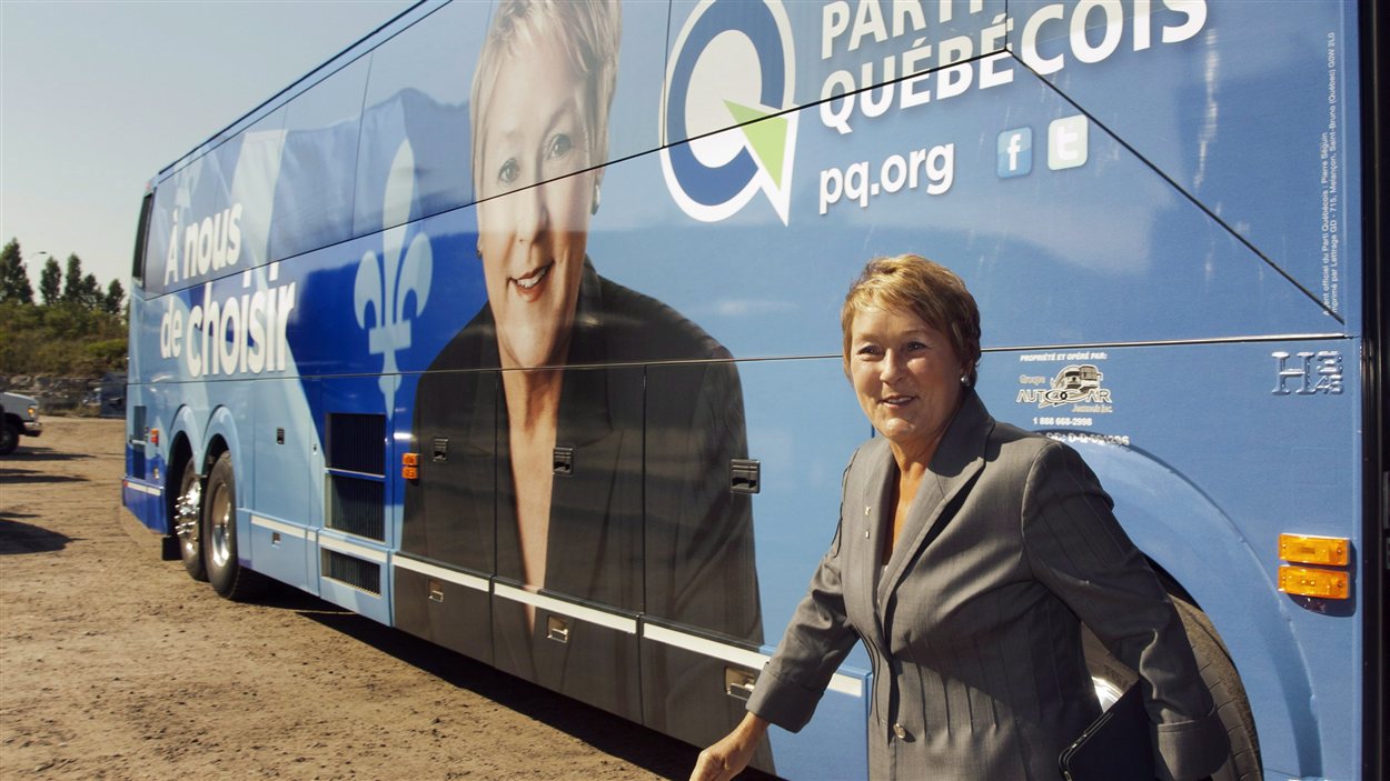 Pauline Marois devant son autobus de campagne.(2012)