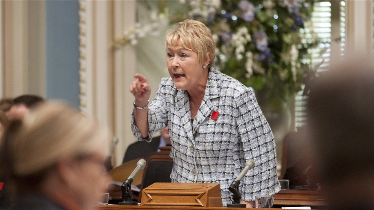 
La chef de l'opposition officielle, Pauline Marois, porte le carré rouge, symbole de la lutte étudiante avec la hausse des droits de scolarité. (2012)
