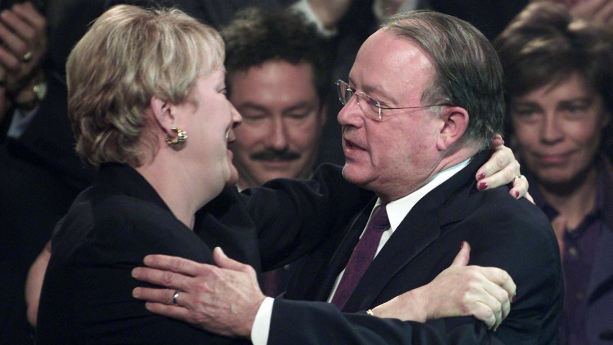 Pauline Marois perd la course à la direction au Parti québécois contre Bernard Landry. (2001)