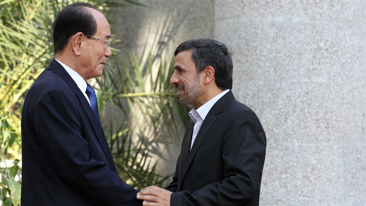 Kim Yong-Nam, président de l’Assemblée populaire suprême de la Corée du Nord (à gauche) et Mahmoud Ahmadinejad le président iranien ( à droite)