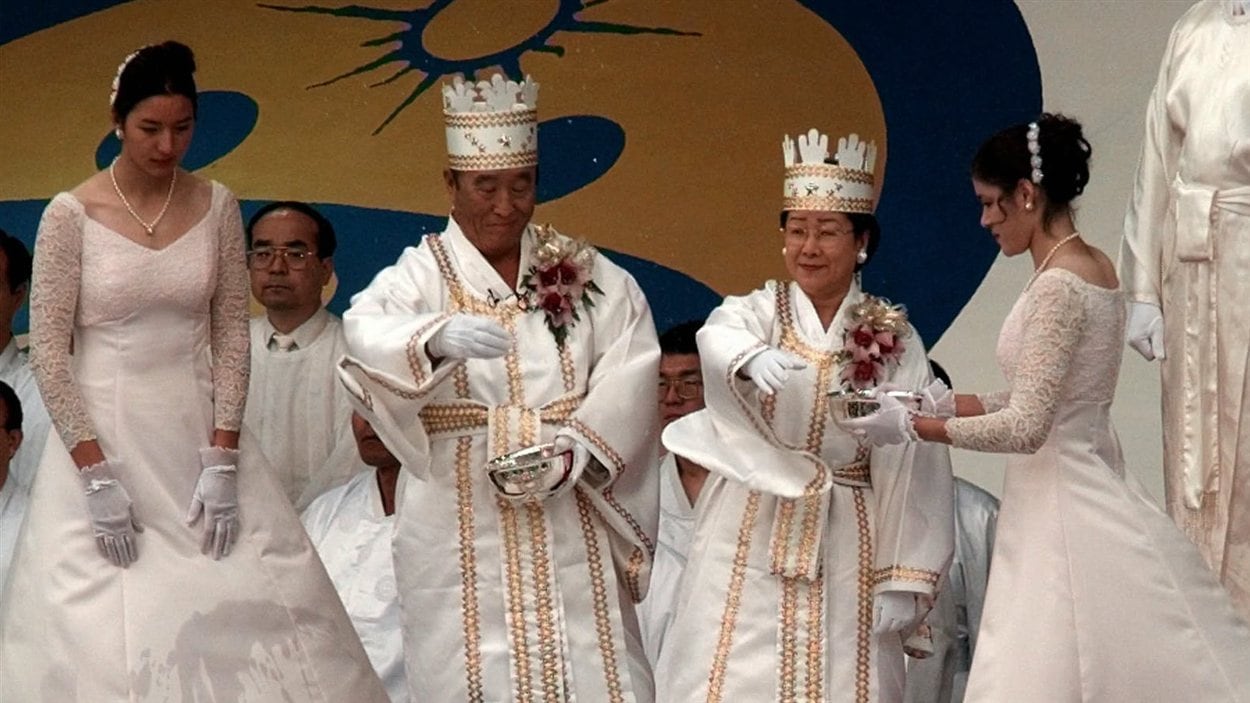 Le chef religieux Sun Myung Moon et son épouse procédant à un mariage collectif en 1997 à Washington.