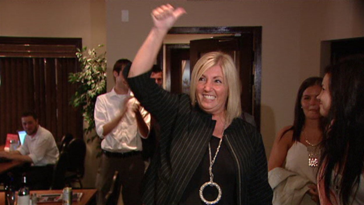 Maryse Gaudreault célèbre sa victoire en compagnie de militants libéraux.